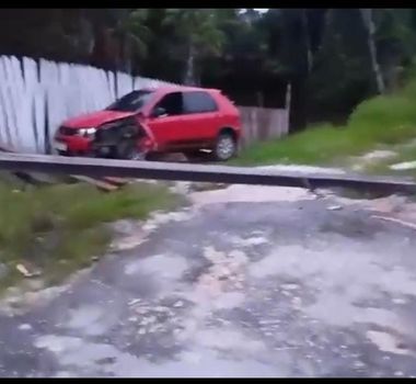 Imagem - Carro sai da pista e quase cai em rio após perder controle na PA-159, no Marajó