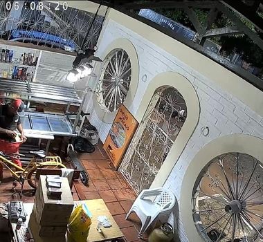 Imagem - Câmeras registram invasão e furto de perfumes em casa no Marajó