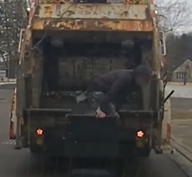 Imagem - Suspeito é encontrado escondido em lata de lixo após fugir da polícia em Ohio