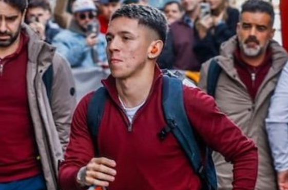 Argentino está suspenso do jogo contra o Real Madrid e foi alvo de protestos no aeroporto