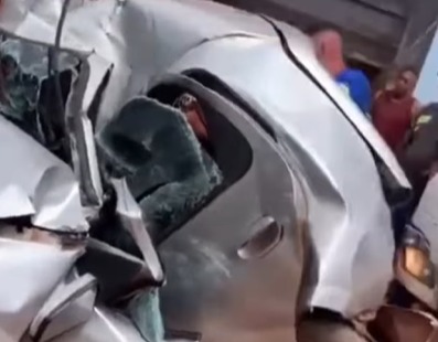 (Carro de passeio esmagado após a batida) 