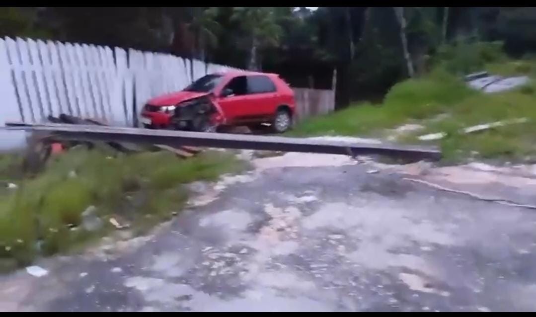 Carro sai da pista e quase cai em rio após perder controle na PA-159, no Marajó