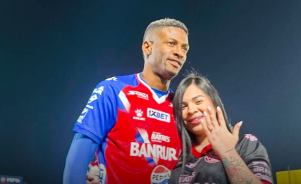 Imagem - Jogador pede namorada em casamento no gramado e termina dias depois