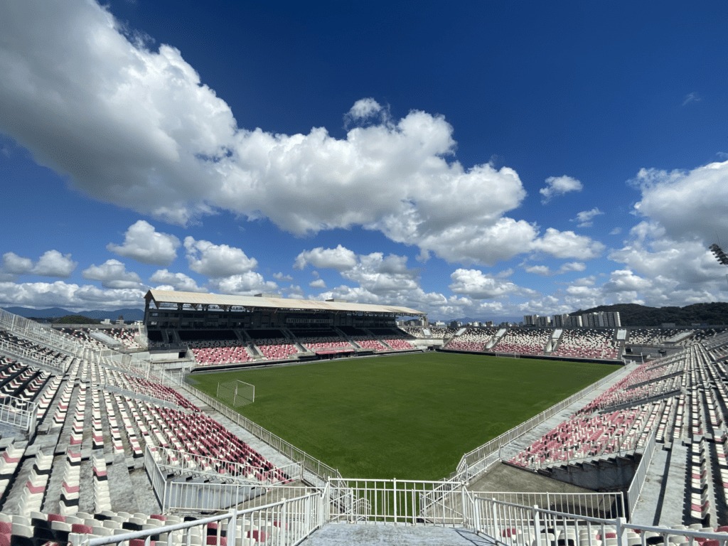 Equipes se enfrentam na Arena Joinville - 