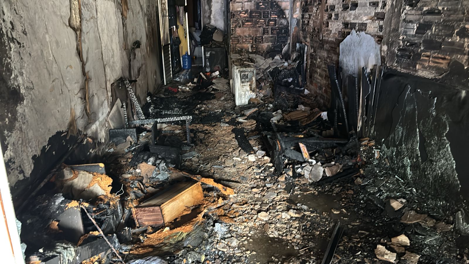 Imagem - Incêndio em casa no Jurunas mobiliza moradores e salva sete pessoas em Belém