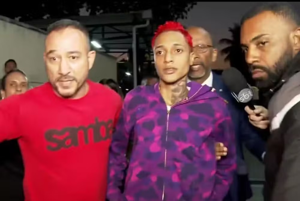 O artista, de 25 anos, é réu por duas tentativas de homicídio qualificado contra policiais civis durante uma operação realizada em julho do ano passado