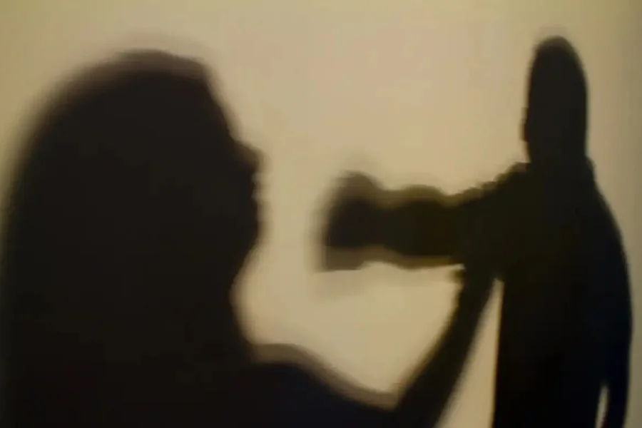 A suspeita levou a mãe até a Unidade Básica de Saúde (UBS) do bairro Guaritá, onde comunicou os ferimentos e solicitou atendimento médico

