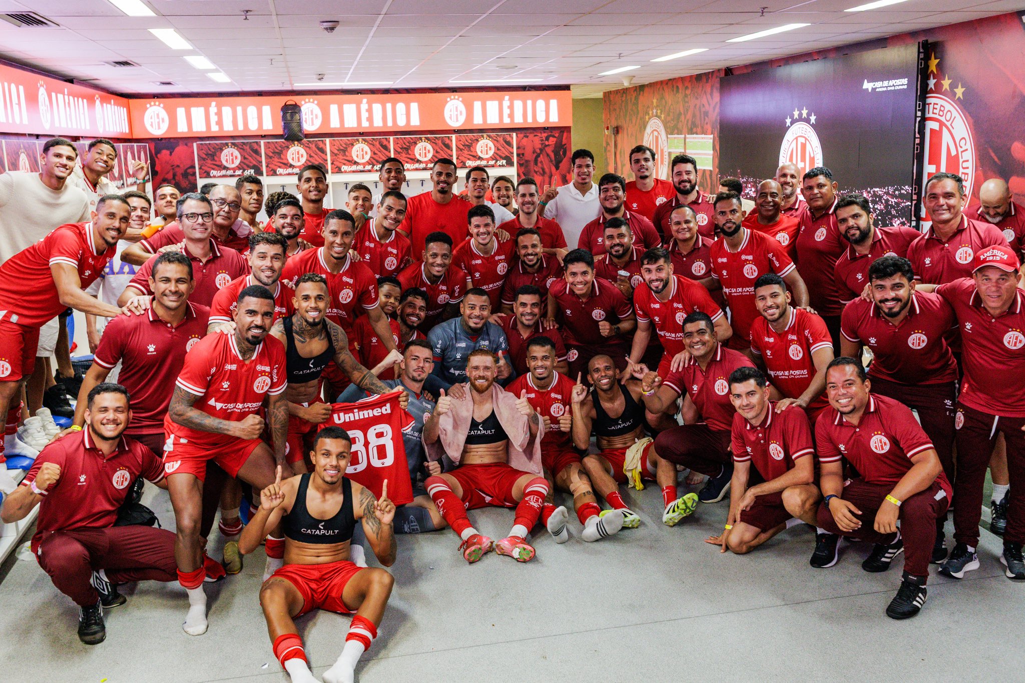 Elenco do América comemora classificação - 