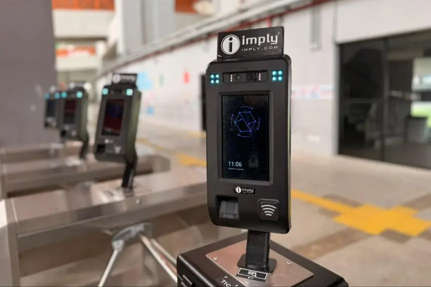 (Equipamento responsável por fazer a biometria facial)