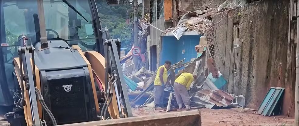 Foi por meio de uma fotografia enviada ao celular que ele descobriu que a própria casa havia desabado durante o forte temporal

