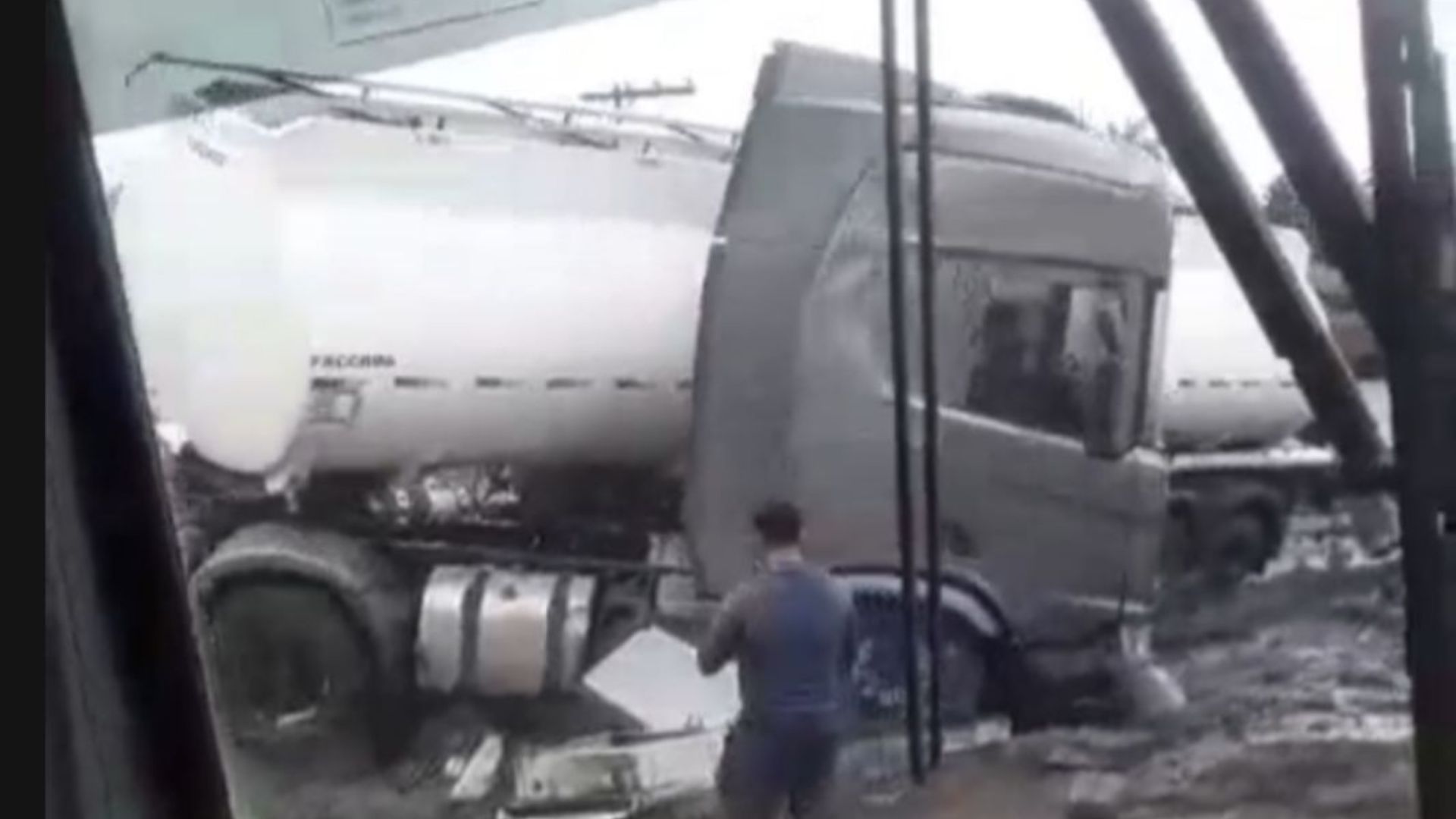 Motorista perde controle de carreta e invade canteiro central na BR-316