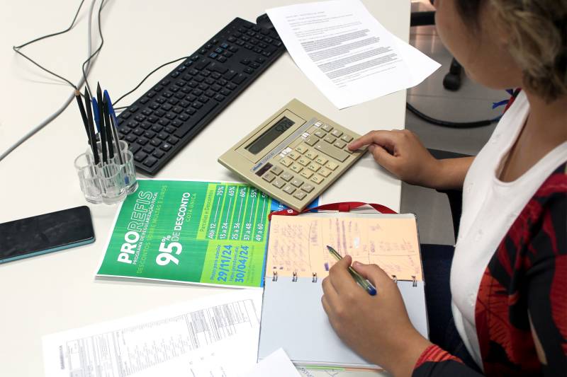 (O Programa prevê a redução de multas e juros em percentuais que variam entre 95% e 50%.)