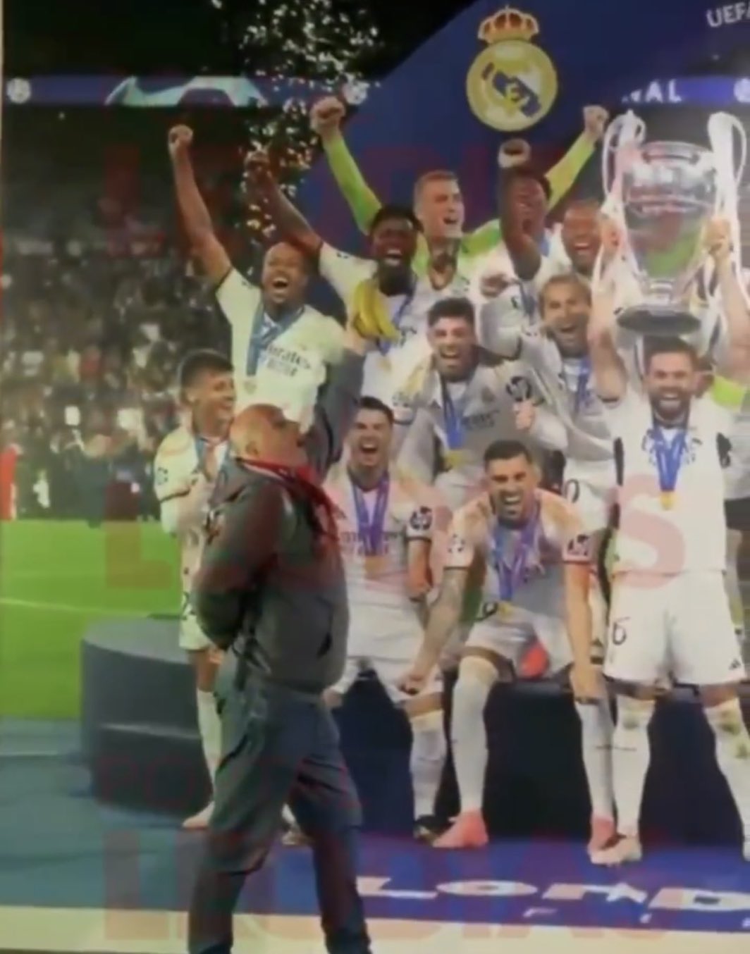 Imagem - Racismo no Bernabéu: torcedor do Benfica provoca Vini Jr. com bananas