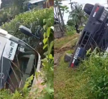 Imagem - Caçamba da Prefeitura de Belém cai dentro de canal, em Icoaraci