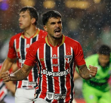 Imagem - São Paulo vence o Coritiba, mantém invencibilidade e assume a vice-liderança do Brasileirão