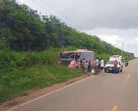 Imagem - Micro-ônibus colide com poste na PA-151, em Cametá