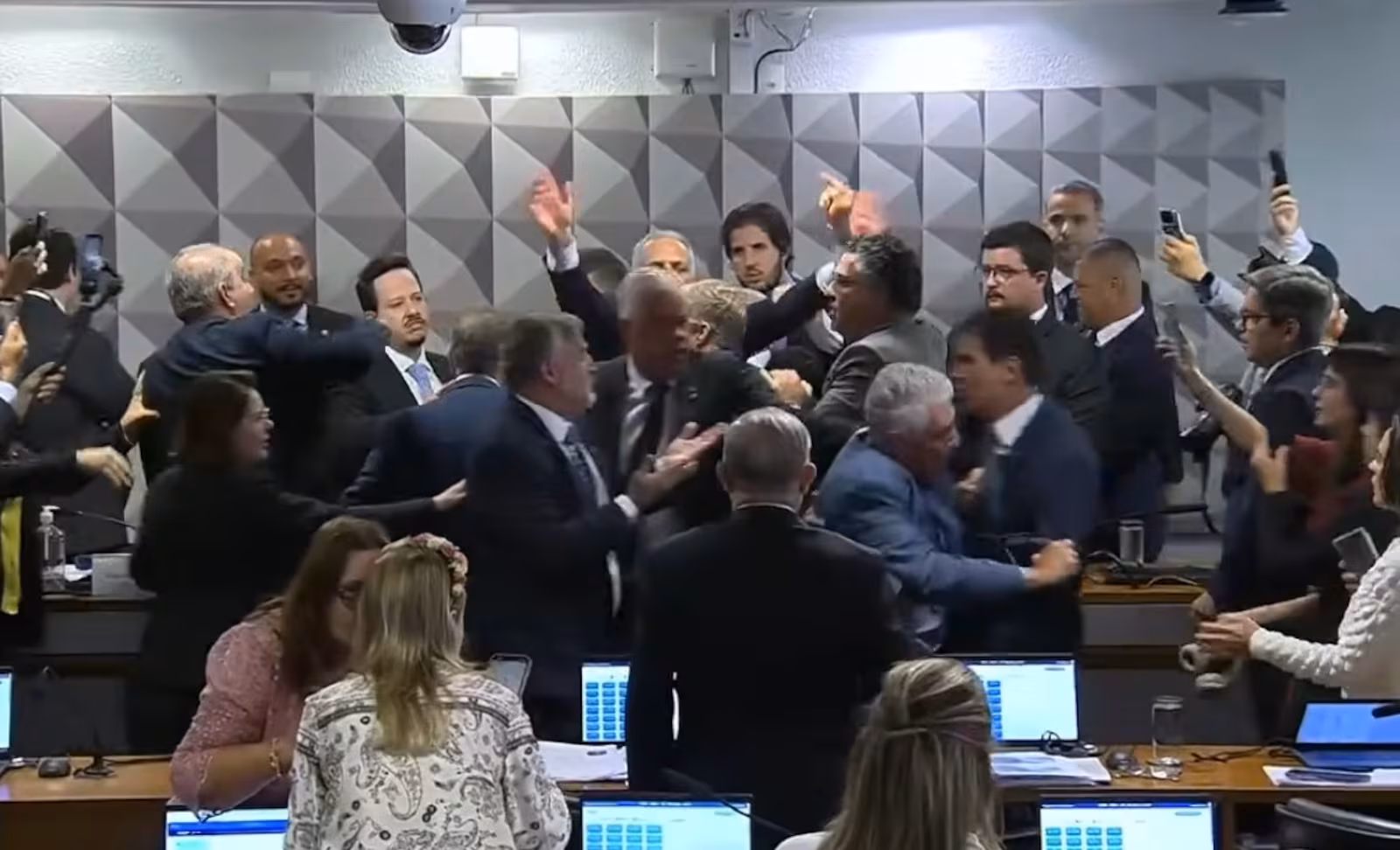 Confusão toma conta da CPI do INSS na Câmara após quebra de sigilo de Lulinha