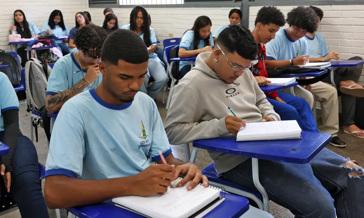 Ensino médio perde mais de 400 mil alunos em 2025 e registra maior queda desde a pandemia