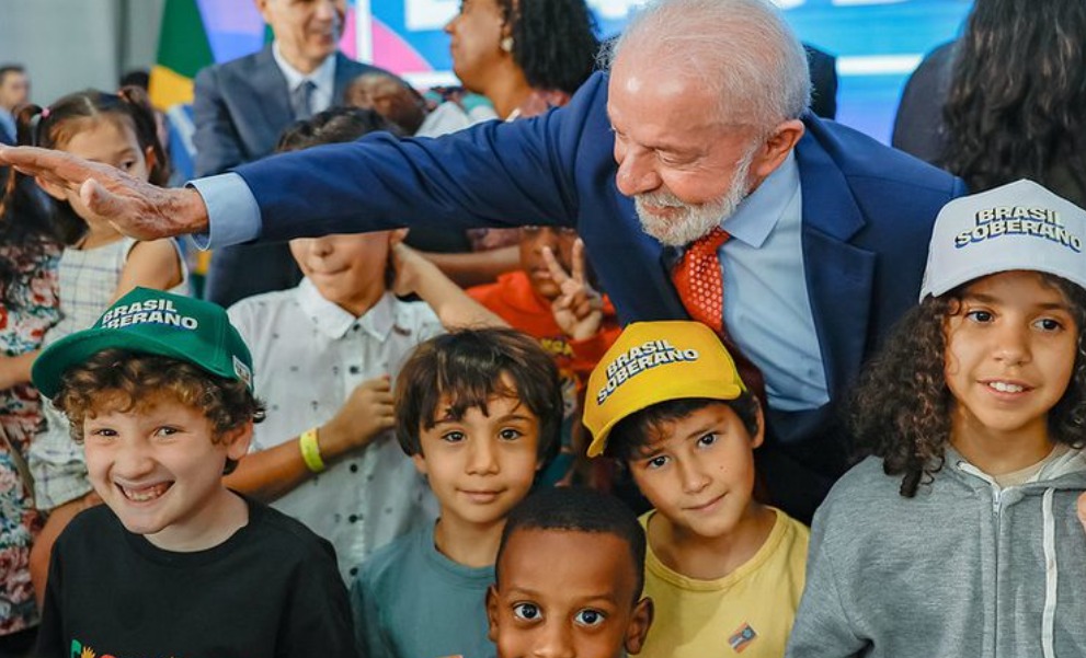 (Presidente Luiz Inácio Lula da Silva ao lado de crianças)