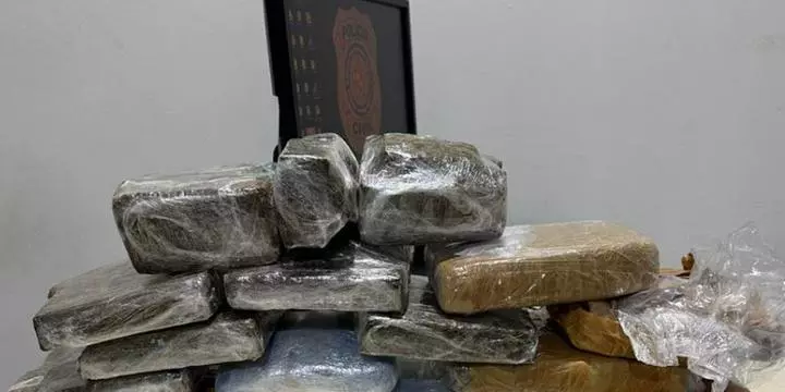 Suspeito foi flagrado com maconha e oxi dentro de carro na noite de terça-feira (24) 