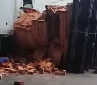 Imagem - Caminhão com carga de tijolos tomba em balsa durante travessia para o Marajó