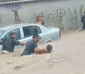 Imagem - Homem é salvo por moradores após ser arrastado por enxurrada em Paraty