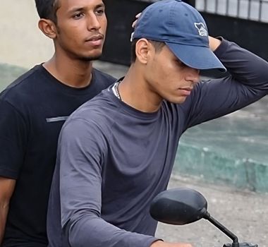 Imagem - Dupla em motocicleta é flagrada cometendo assaltos no Guajará 2, em Ananindeua