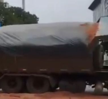 Imagem - Caminhão quebra e derrama areia em cruzamento da João Paulo II, em Belém