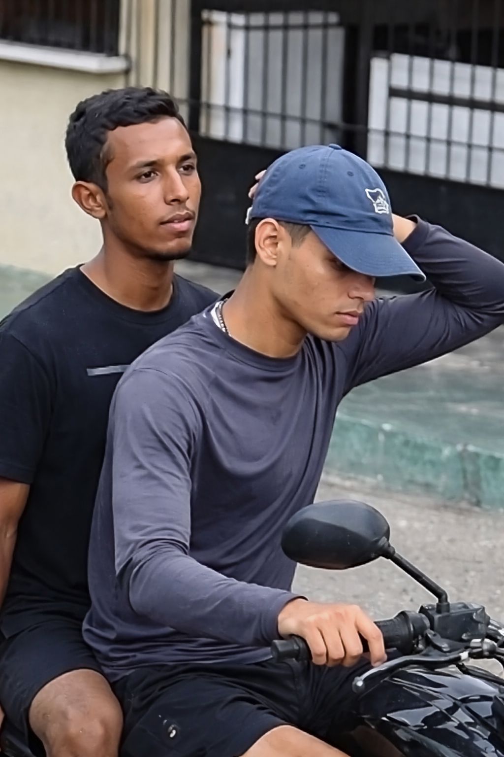 (A dupla rende as vítimas e levam celulares e dinheiro. Logo após a ação criminosa, eles  fogem em alta velocidade na moto.)