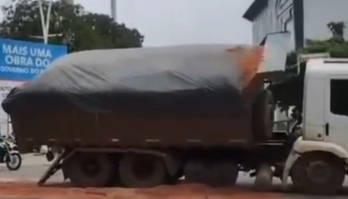 Caminhão quebra e derrama areia em cruzamento da João Paulo II, em Belém