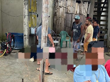 (Logo após o homicídio, agentes da Polícia Militar isolaram a área para preservação da cena do crime.)