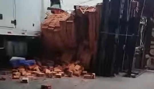 (O incidente ocorreu na Baía do Marajó e provocou grande susto entre passageiros e tripulantes, mas ninguém se feriu.)