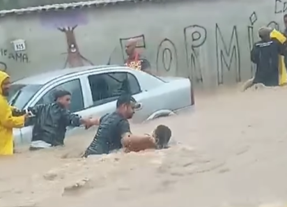 Imagem - Homem é salvo por moradores após ser arrastado por enxurrada em Paraty