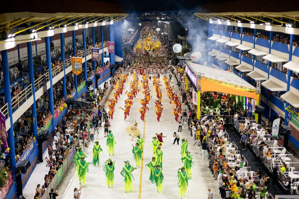 Escolas de Samba fazem o desfile oficial no Carnaval de Belém