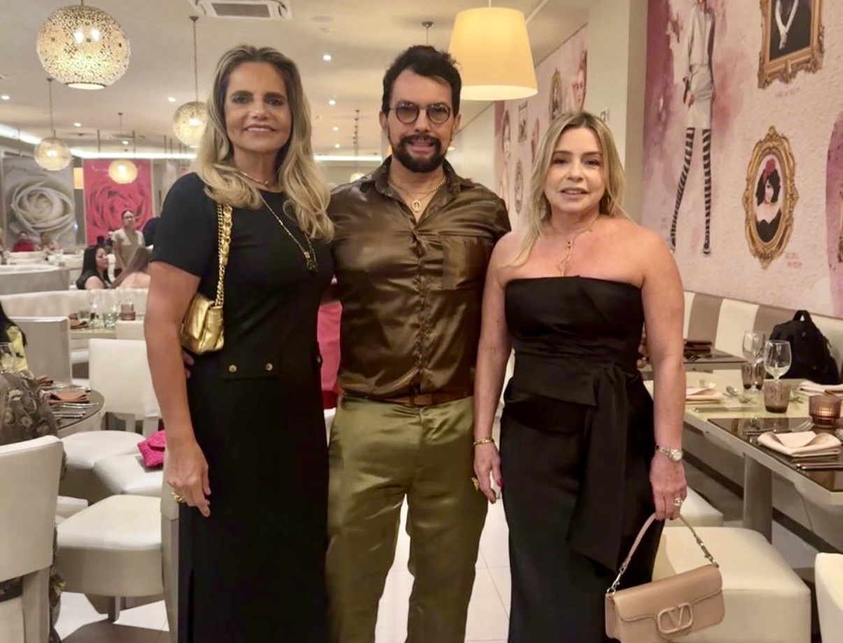 Para festejar o seu niver, Roberto Mendes reuniu os amigos para um jantar, no restô do Vila Galé. Na foto, o aniversariante com Tânia Tavernard e Gigi Soriano de Mello. Salut!
