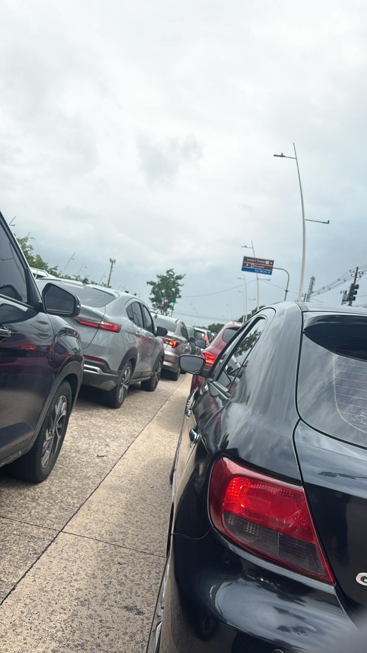 (Congestionamento se concentra do Lado A da entrada do Estádio Mangeirão, em frente ao Detran) 