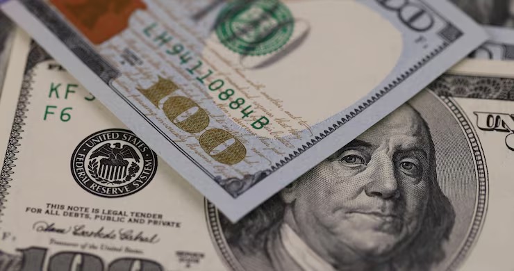 Nesta segunda-feira (2), o dólar abriu em alta diante do real, refletindo o movimento global de busca por ativos considerados mais seguros em momentos de incerteza.