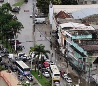Imagem - Avenida Visconde de Souza Franco fica alagada durante maré alta e causa congestionamento em Belém