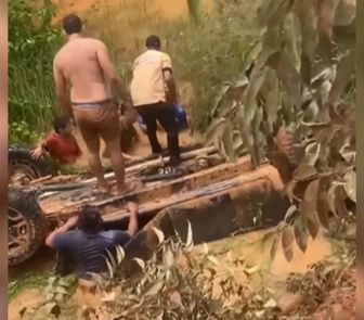 Imagem - Caminhonete sai da pista e cai em bueiro próximo a Moraes Almeida, em Itaituba