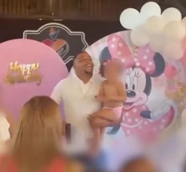 Imagem - “Com quem será?”: pai saca arma em festa da filha e divide a web