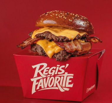 Imagem - Regis Favorite inaugura no Porto Futuro 2 com distribuição de 1.000 hambúrgueres de graça