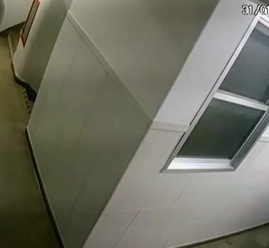 Imagem - Vídeo mostra namorado levando adolescente para estupro coletivo no RJ