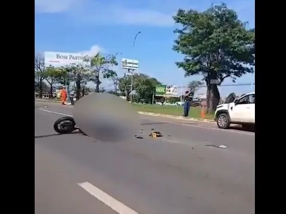 A jovem pilotava uma motocicleta quando perdeu o controle do veículo e caiu na pista. Em seguida, foi atropelada por um caminhão


