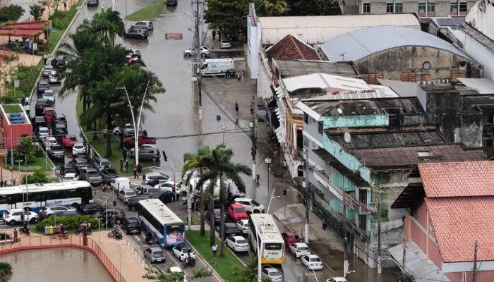 Avenida Visconde de Souza Franco fica alagada durante maré alta e causa congestionamento em Belém