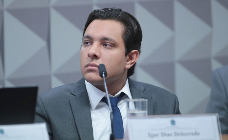 INSS: Investigado por fraudar biometria de aposentados dribla investigações com uso de celular