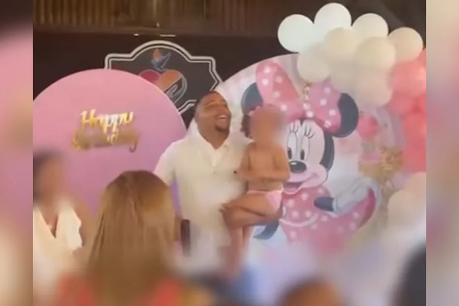 Imagem - “Com quem será?”: pai saca arma em festa da filha e divide a web