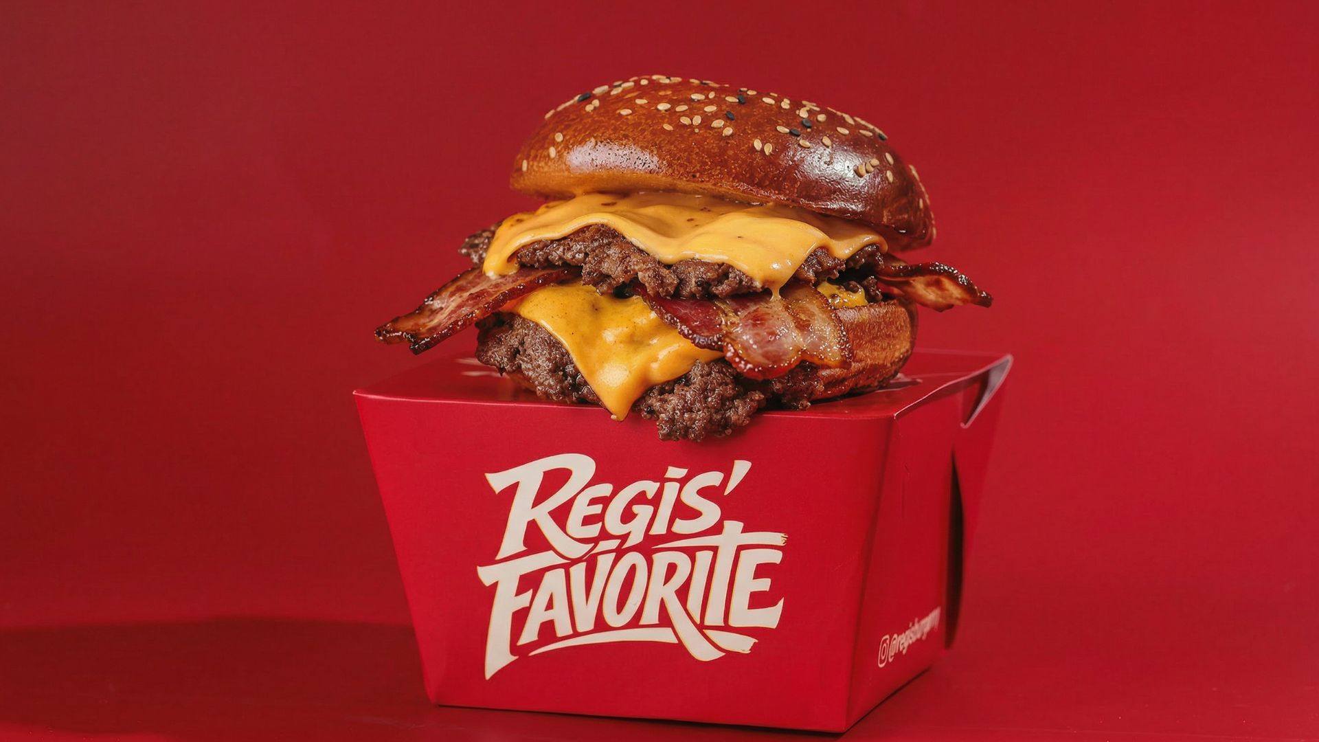 Regis Favorite inaugura no Porto Futuro 2 com distribuição de 1.000 hambúrgueres de graça.