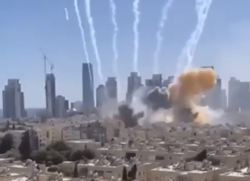 Imagem - Vídeo: Mísseis iranianos atingem área central de Israel e deixam feridos em Tel Aviv