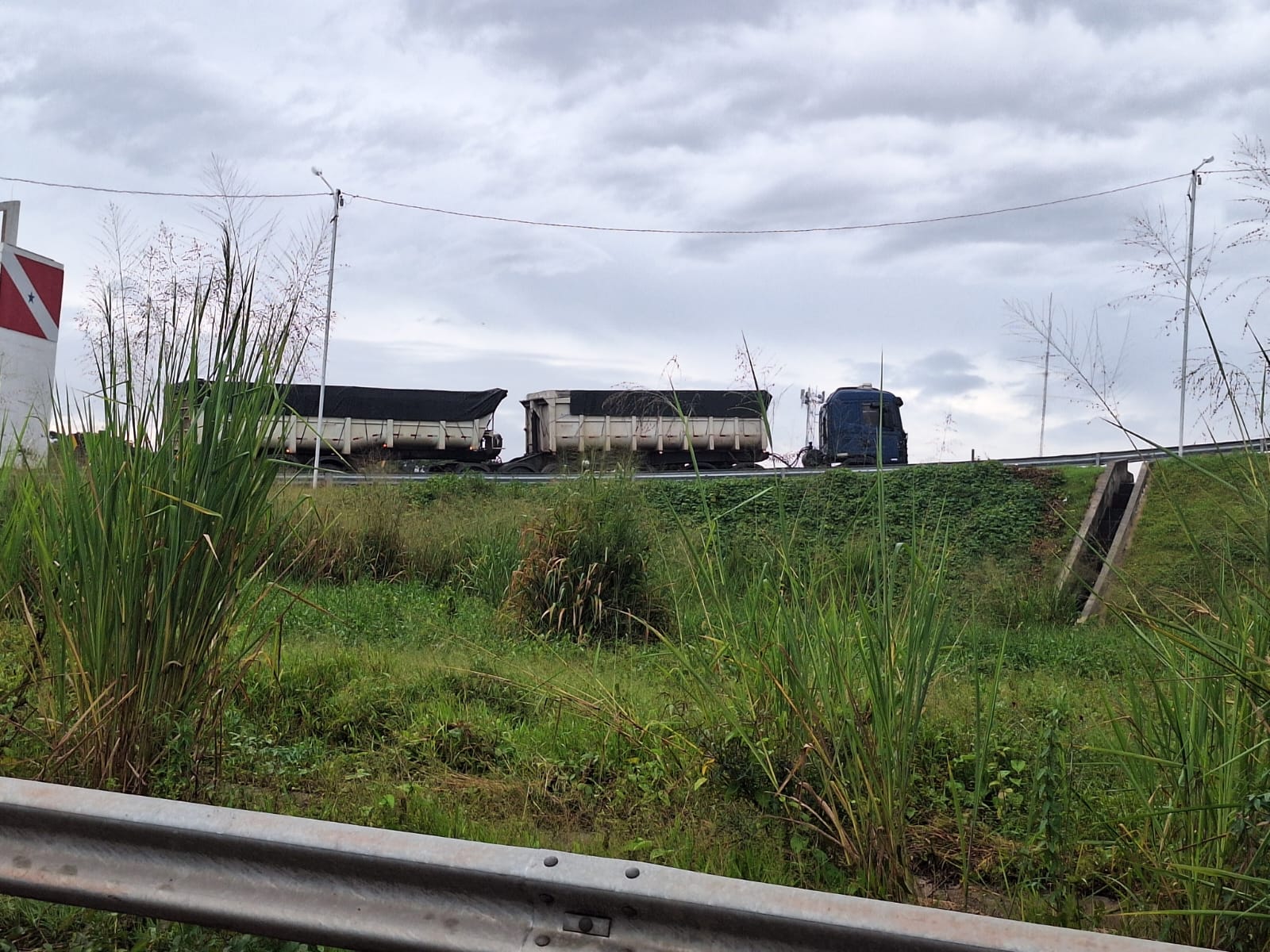 Imagem - Carreta parada em viaduto da BR-316 causa congestionamento e transtornos