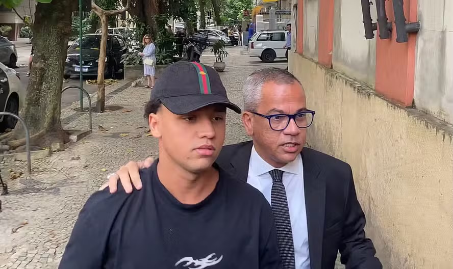 A transferência ocorreu após os procedimentos de praxe na delegacia, onde ele estava custodiado desde a prisão